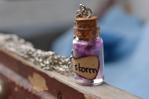 Petit pendentif fiole en verre mauve fait main avec chaîne Tempête cosmique - MADEheart.com