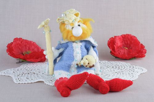 Half-woolen knitted toy King - MADEheart.com