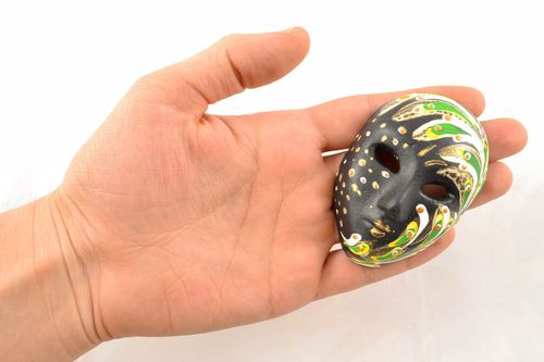 Masque à suspendre dargile fait main - MADEheart.com