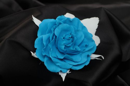 Брошь с цветком из фоамирана роза голубая с белым красивая крупная ручной работы - MADEheart.com