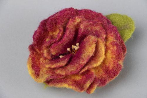 Woolen Brooch Rose bordeaux - MADEheart.com