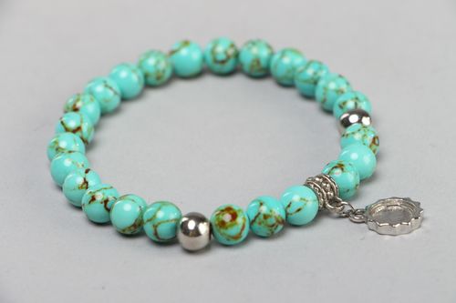 Blaues handgemachtes enges elegantes Damen Türkis Armband mit Metallanhänger  - MADEheart.com