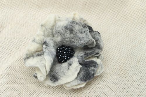 Wool brooch in the shape of white poppy - MADEheart.com