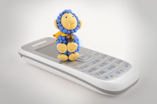 Designer Schlüsselanhänger Schaf aus Polymer Ton in Blau handgemacht - MADEheart.com