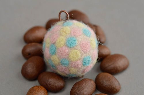 Ciondolo in lana fatto a mano semilavorato per bigiotteria pendente in feltro - MADEheart.com