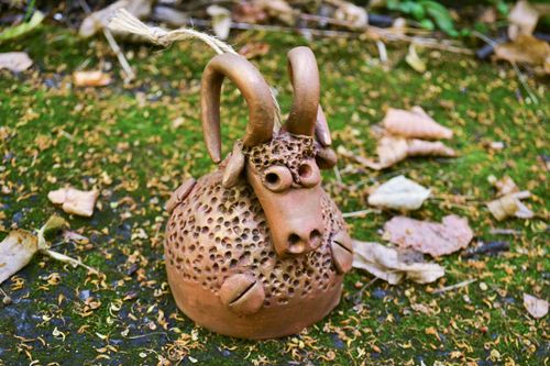 Campanello dautore in ceramica fatto a mano a forma di capretto divertente - MADEheart.com