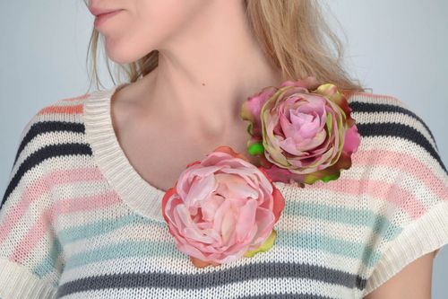 Juego de dos broches para el pelo artesanales con flores de tela hechas a mano - MADEheart.com