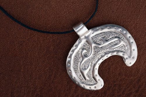 Pingente de latão Lua de prata com ornamento - MADEheart.com