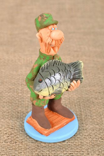 Estatueta Pescador con gran carpa - MADEheart.com