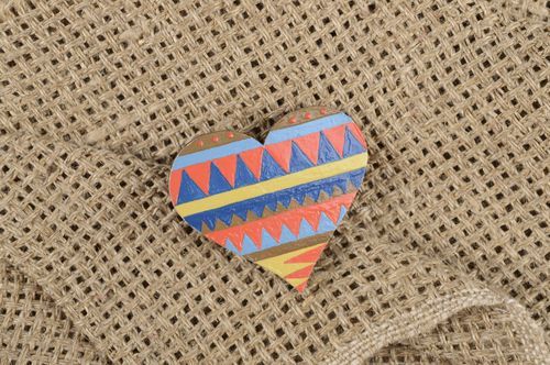 Broche de madera elegante artesanal adorno para ropa regalo original corazón - MADEheart.com