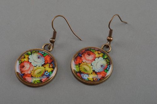 Runde handmade Ohrringe mit Blumen im Juwelharz für Frauen in Decoupage Technik - MADEheart.com