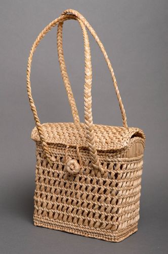 Woven reedmace basket purse - MADEheart.com
