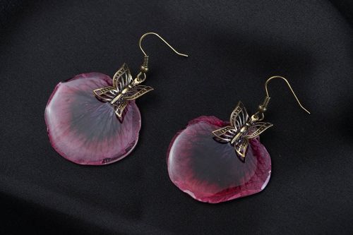 Earrings with Pelargonium petals in epoxy resin - MADEheart.com