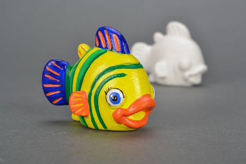 Estatueta de gesso pintada com tintas acrílicas em forma de peixe  - MADEheart.com