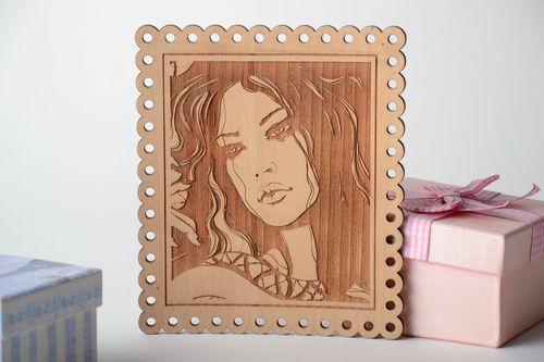 Holz Bild mit Gravur und Perforation - MADEheart.com
