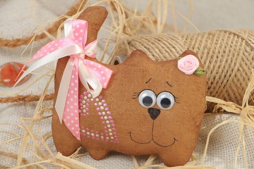 Kuscheliger aromatisierter Kühlschrank Magnet aus Stoff in Form eines Katers - MADEheart.com