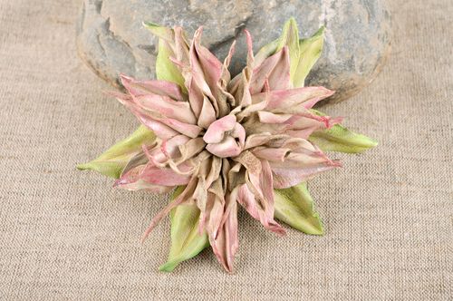 Broche en cuir Accessoire fait main fleur couleurs pastel Cadeau pour femme - MADEheart.com