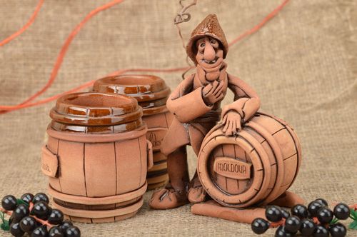 Originelle handgemachte Figurine aus Ton und 2 Becher braun schön Ethno Geschenk - MADEheart.com