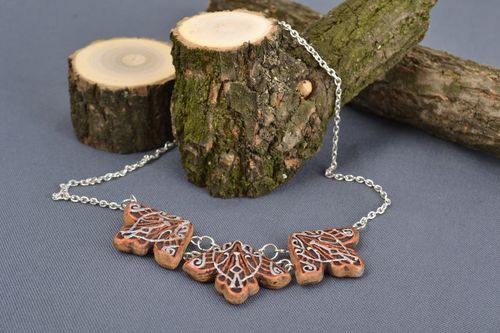 Handmade Halsschmuck aus Ton bemalt mit Metall Kette für Frauen  - MADEheart.com