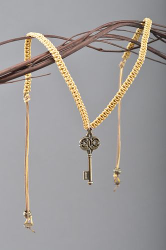 Pulsera de hilo de macramé trenzada hecha a mano con dije de llave original - MADEheart.com