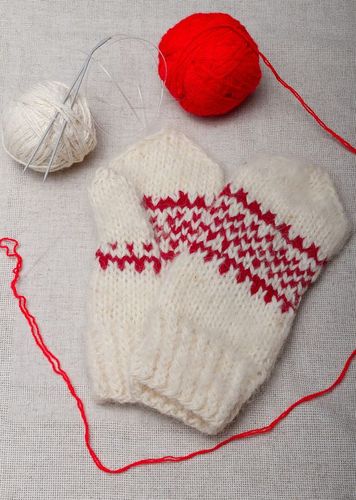 White woolen mittens - MADEheart.com