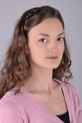 Aro de cabelo de metal revestido com couro com cristais - MADEheart.com