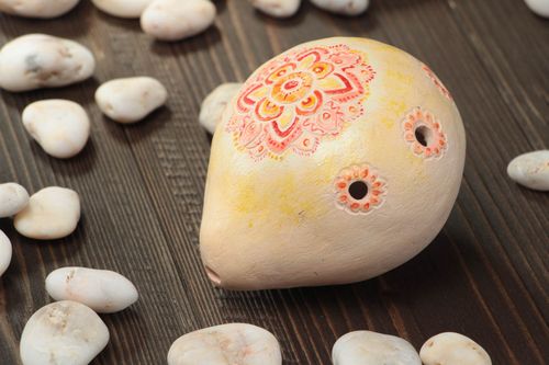 Handgemachte Ocarina aus Ton ungewöhnlicher Form ethnische Lippenpfeife bemalt - MADEheart.com