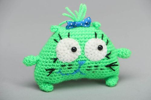 Peluche tricotée au crochet originale chat vert faite main - MADEheart.com