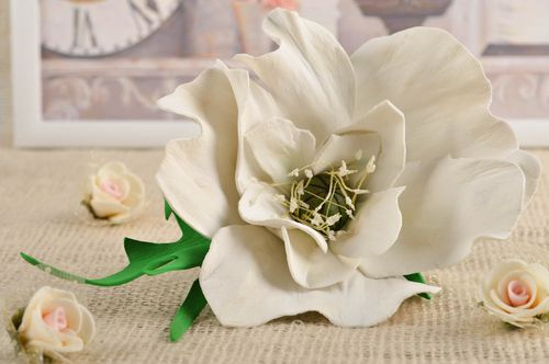 Брошь ручной работы цветок из фоамирана авторское украшение белого цвета - MADEheart.com