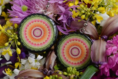Ungewöhnliche runde Ohrringe aus Polymerton bunt künstlerische Handarbeit - MADEheart.com