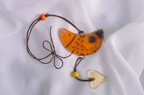 Petit oiseau à suspendre en verre fait main de couleur ambrée technique fusing - MADEheart.com