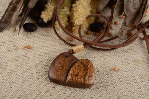 Handmade Anhänger aus Holz Designer Accessoire Holz Schmuck mit Schnur öko rein - MADEheart.com