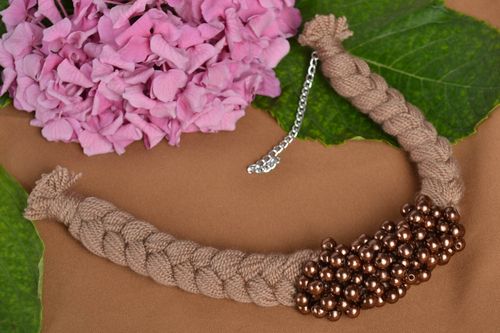 Collier perles fantaisie Bijou fait main Accessoire femme marron massif - MADEheart.com