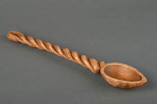 Cuchara de madera hecha a mano regalo original utensilio de cocina color marrón - MADEheart.com