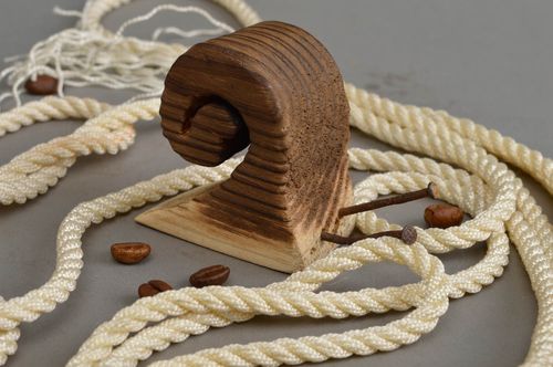 Figurine escargot en bois de pin naturel faite main décorative de petite taille - MADEheart.com