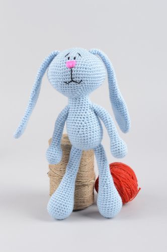 Handmade Spielzeug Hase Kuscheltier gehäkelt Designer Geschenk für Kinder blau - MADEheart.com