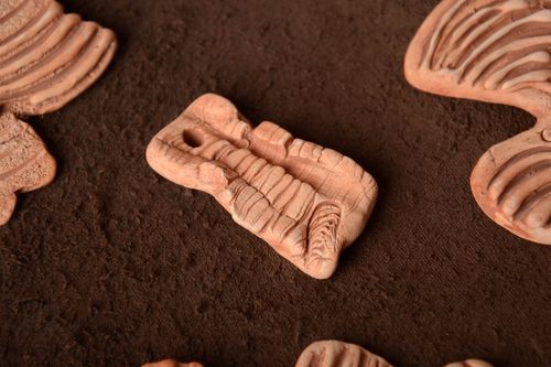 Pendentif dargile fait main original marron à peindre fourniture bijou - MADEheart.com