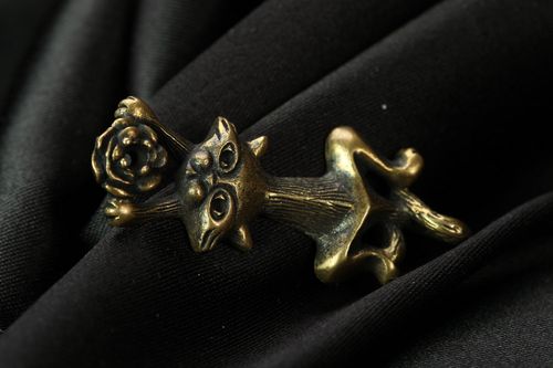 Anhänger aus Bronze Kater mit Blume - MADEheart.com