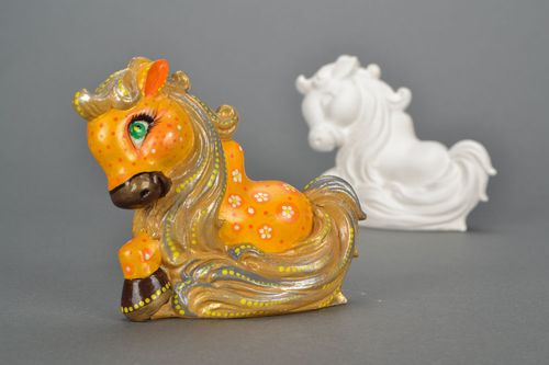 Estatueta de gesso pintada com tintas acrílicas feita em forma do cavalo  - MADEheart.com