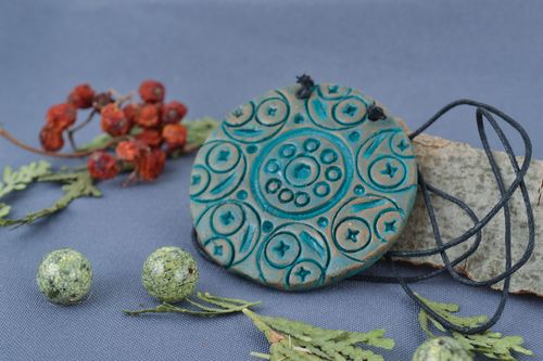 Ciondolo in ceramica naturale fatto a mano pendente etnico in ceramica  - MADEheart.com