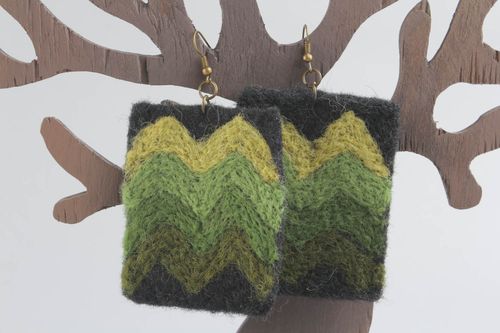 Brincos retangulares macios artesanais feitos de lã na técnica de feltragem seca - MADEheart.com