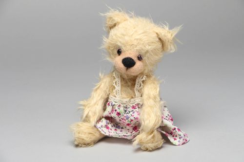 Wolle Kuscheltier Bär Mädchen im Kleid - MADEheart.com