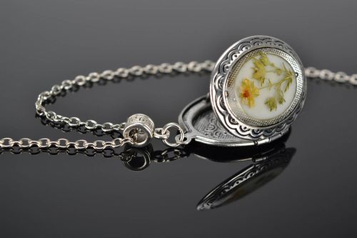 Medaglione vintage di metallo fatto a mano pendente originale dautore - MADEheart.com