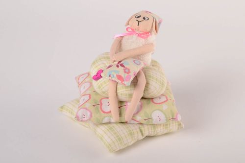 Giocattolo morbido fatto a mano pupazzo da bambini pecorella su cuscini - MADEheart.com