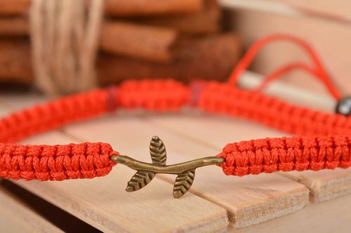 Geflochtenes dünnes rotes Armband handmade aus Seidenfäden mit Zweig für Damen - MADEheart.com