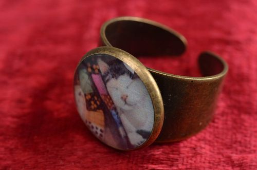 Handmade decoupage ring coated with epoxy in vintage style Sleepy Cat - MADEheart.com
