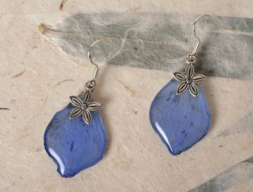 Anillo y pendientes originales hechos a mano con flores secas de resina epoxi - MADEheart.com