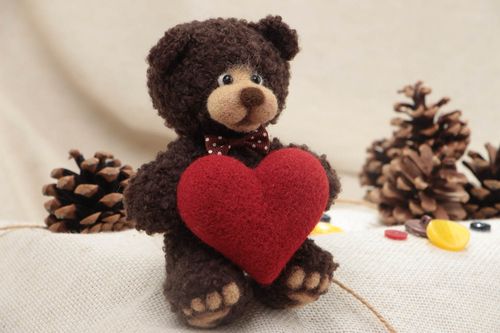 Juguete de peluche tejido de hilado oso con corazón artesanal para regalo - MADEheart.com
