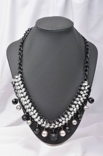 Collana fatta a mano di perline e di filati accessorio originale dautore - MADEheart.com