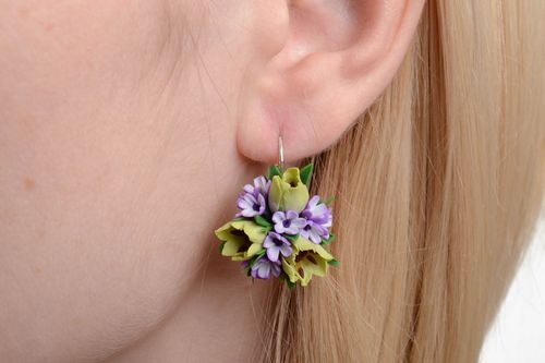 Pendientes artesanales hechos a mano de arcilla polimérica con flores lilas - MADEheart.com